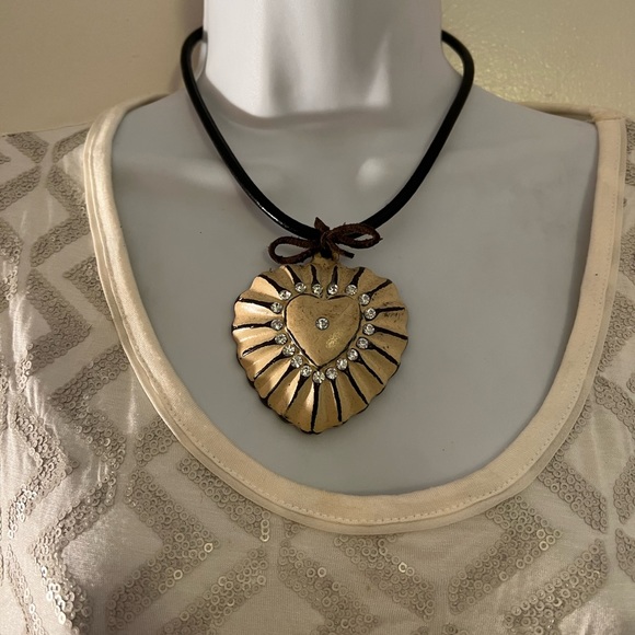 LEATHER NECKLACE WITH DISTRESSED WOODEN HEART PENDANT - Picture 2 of 7